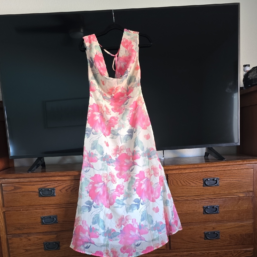 New! Very pretty Lined Flowy Floral Dress New!
